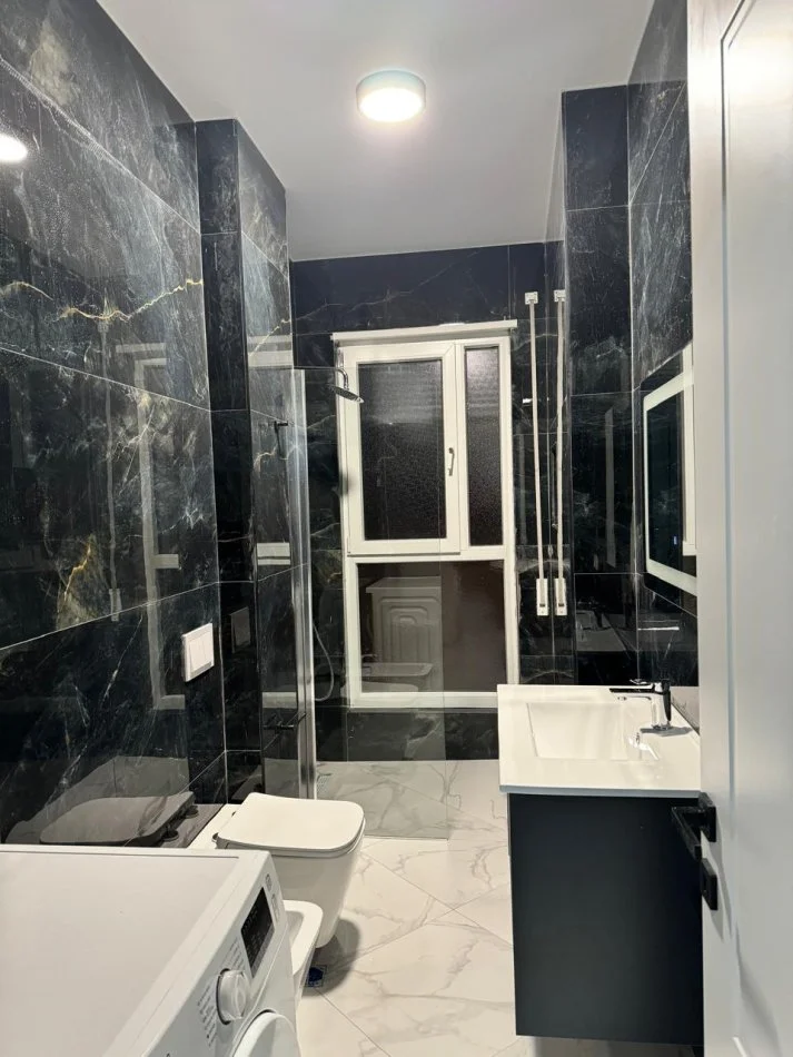 Tirane, jepet me qera apartament 1+1+Ballkon Kati 7, 70 m² 650 € (Trio Tower Residence, Don Bosko)