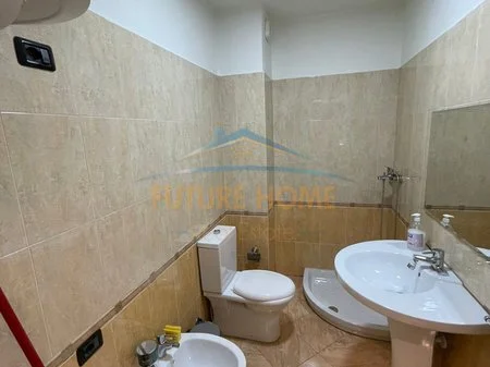 Tirane, jepet me qera ambjent biznesi Kati 4, 70 m² 700 € 