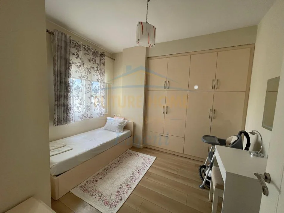 Tirane, jepet me qera apartament 2+1+Aneks+Ballkon Kati 3, 100 m² 750 € (liqeni i thate)