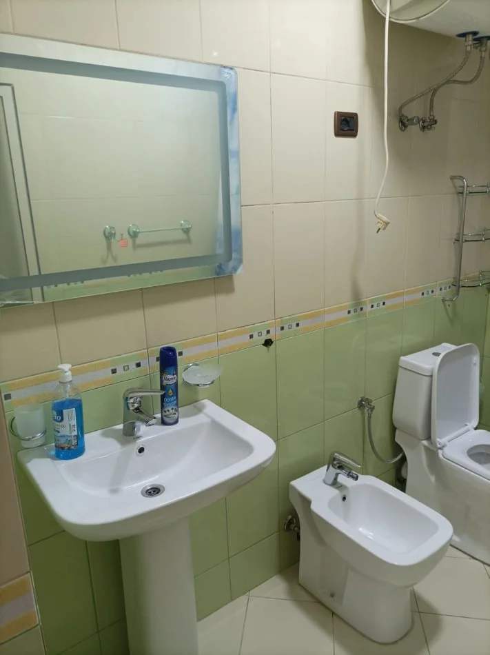 Tirane, jepet me qera apartament 2+1+Ballkon Kati 3, 85 m² 500 € (Stacioni Trenit)
