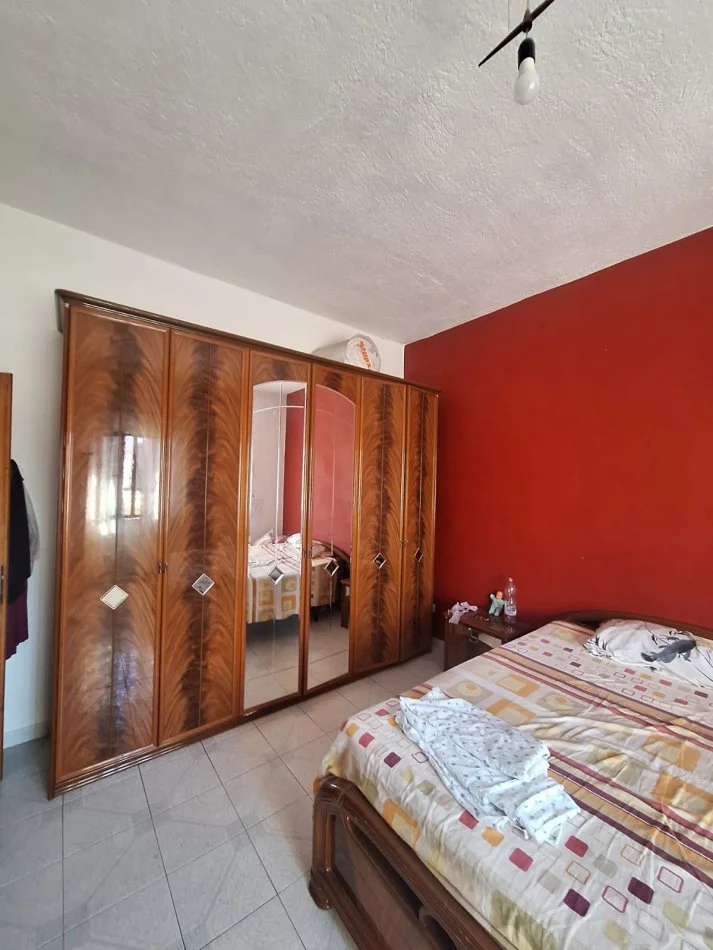 Tirane, jepet me qera apartament 1+1+Aneks Kati 1, 100 m² 400 € (Rr Vaid Kormaku, kodra e Priftit)