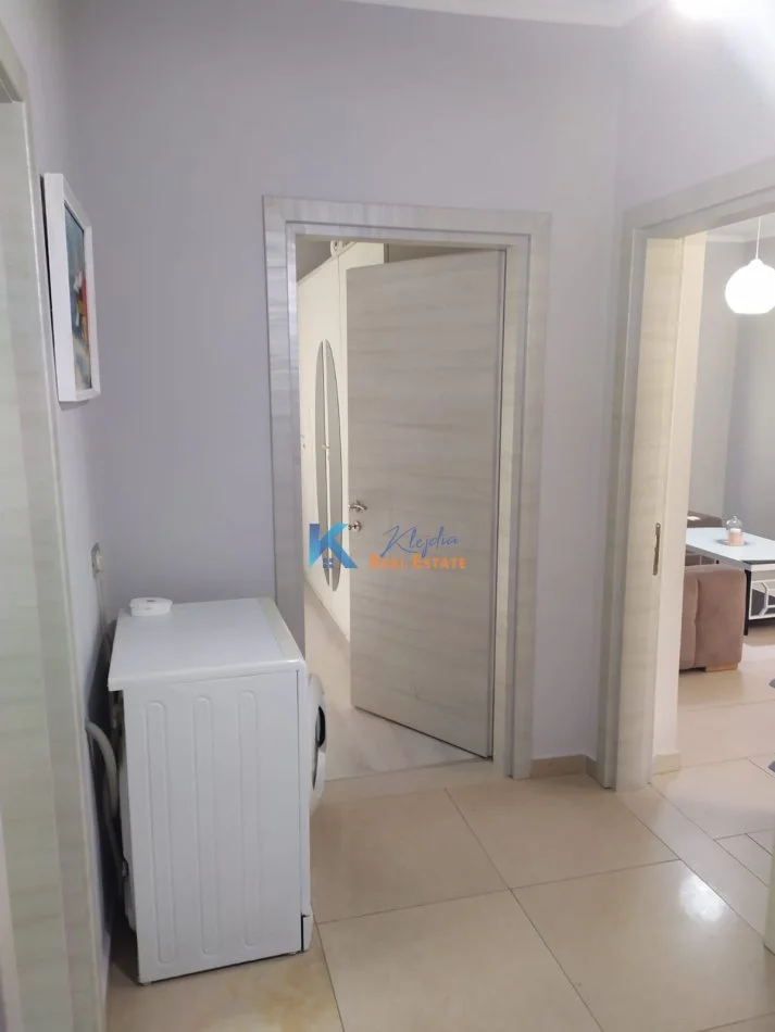 Tirane, jap me qera apartament 1+1+Ballkon Kati 5, 55 m² 600 € (Myslym Shyr, afer Vodafone)