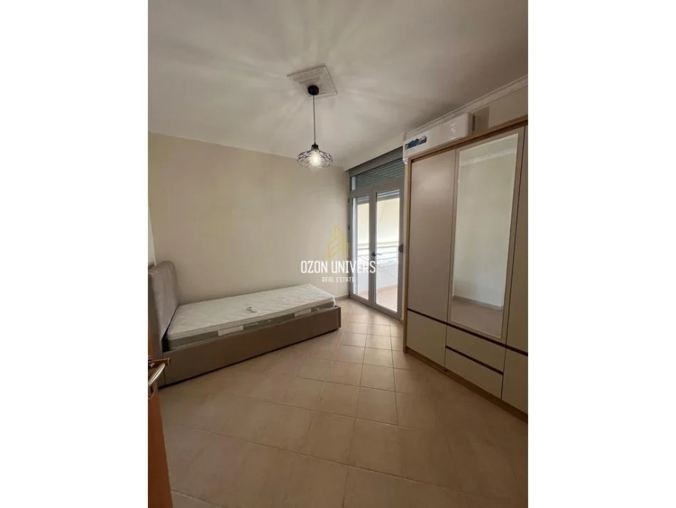 Tirane, jepet me qera apartament 3+1 Kati 5, 90 m² 550 € (fresku)