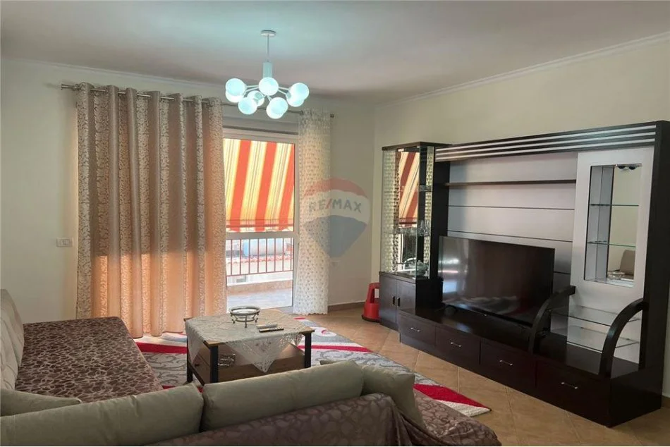 Tirane, jepet me qera apartament 2+1+Ballkon , 100 m² 800 € (rruga e kavajes)