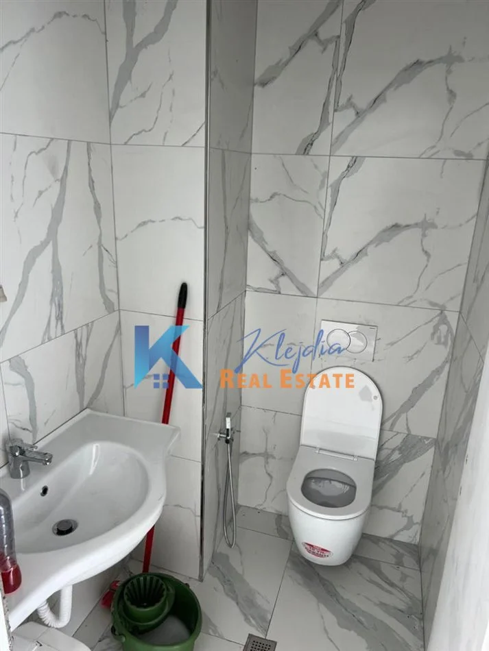 Tirane, jap me qera zyre Kati 1, 63 m² 1000 € (Liqeni Artificial/Lake View Residence)