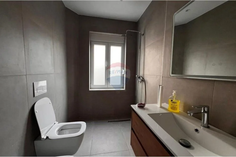 Tirane, jepet me qera apartament 1+1+Ballkon Kati 4, 70 m² 850 € (Garda)