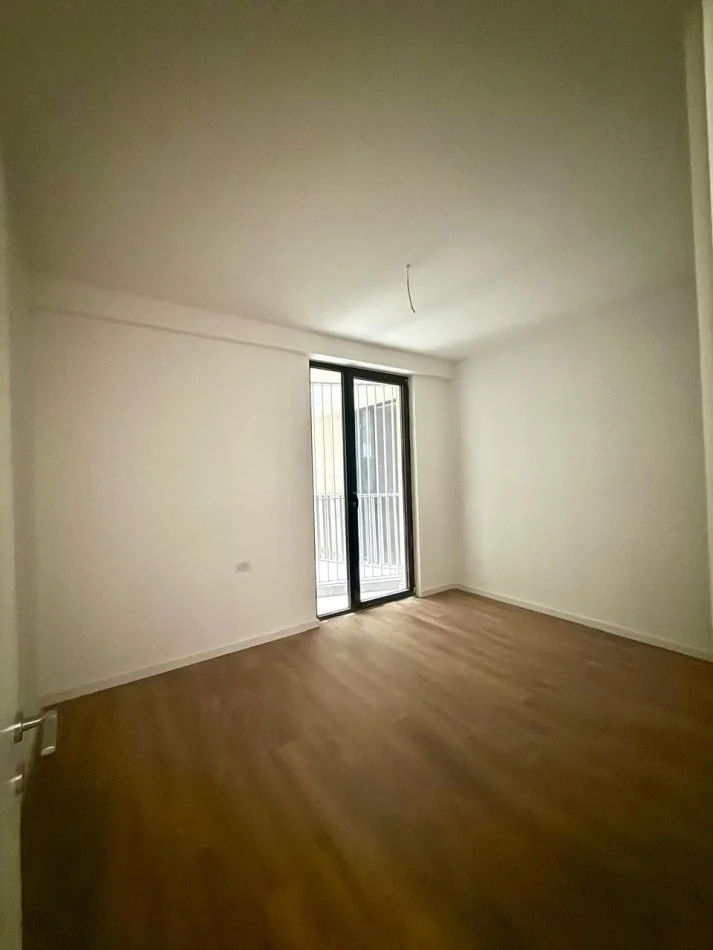 Tirane, jepet me qera zyre Kati 6, 116 m² 900 € (Mine Peza)