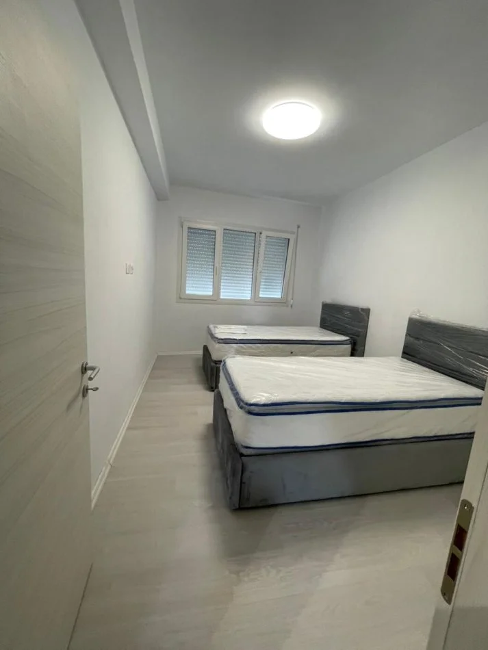 Tirane, jepet me qera apartament 2+1 , 96 m² 700 € 