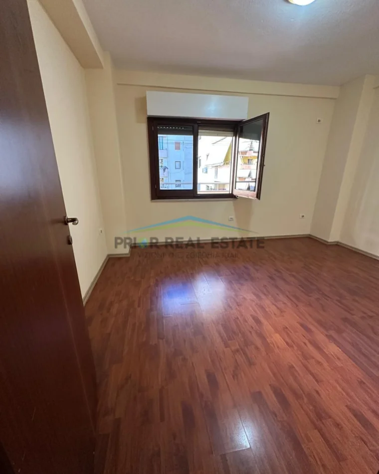 Tirane, jepet me qera apartament 2+1+2 Kati 4, 118 m² 75.000 ALL (Komuna e Parisit)
