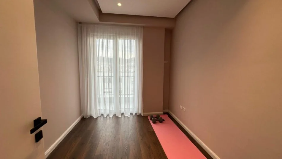 Tirane, jepet me qera apartament 2+1 , 95 m² 1.100 € 