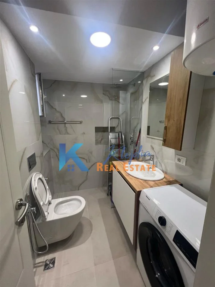 Tirane, jap me qera apartament 2+1 Kati 3, 70 m² 650 € (Rruga e Kavajes, afer Kishes Katolike)