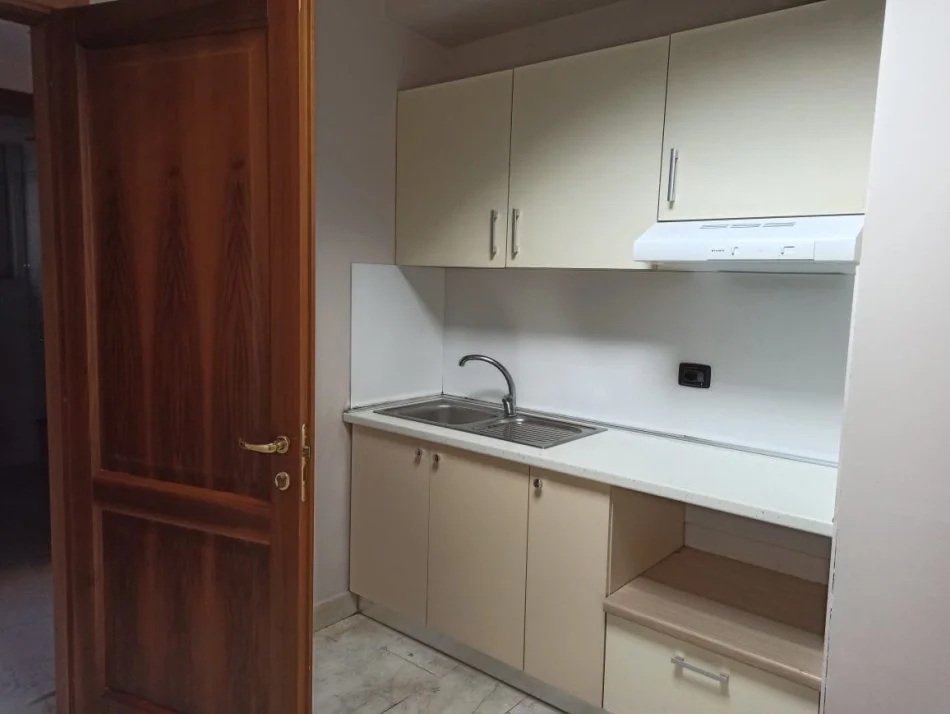 Tirane, jepet me qera zyre Kati 7, 130 m² 1.800 € (Qender)