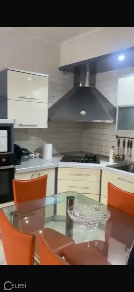 Tirane, jepet me qera apartament 3+1+Ballkon Kati 8, 130 m² 1.000 € (QENDER)