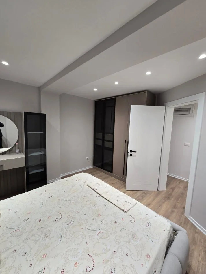 Tirane, jepet me qera apartament 2+1 , 80 m² 800 € 