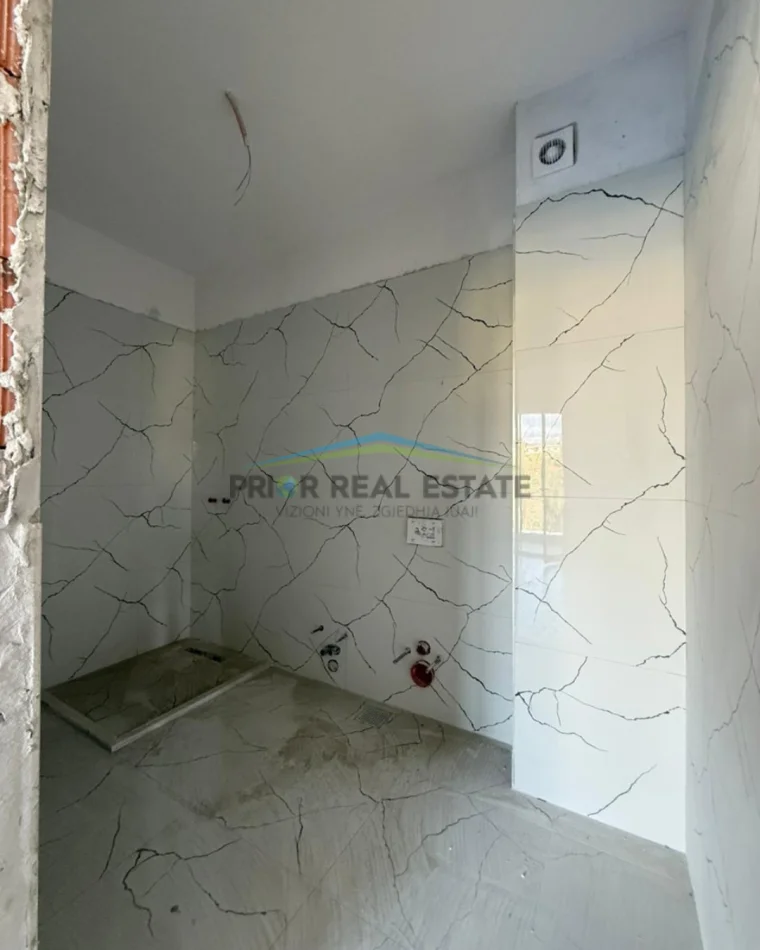 Tirane, shitet apartament 2+1+2 Kati 4, 95 m² 92.500 € (Pakuqan)