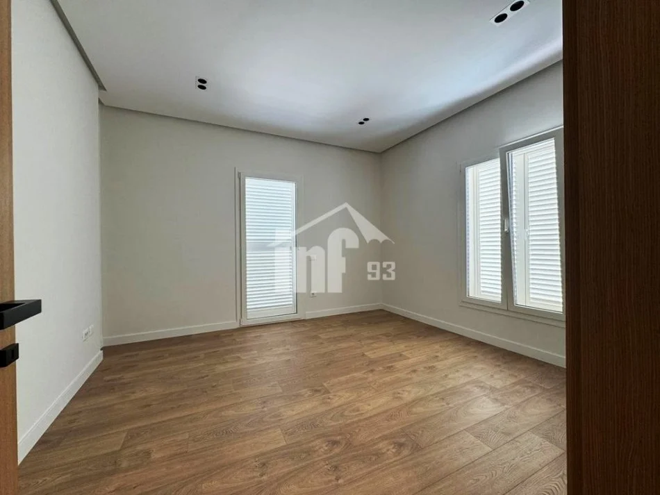 Tirane, jepet me qera zyre , 440 m² 9.000 € (PRANE AMBASADES AMERIKANE)