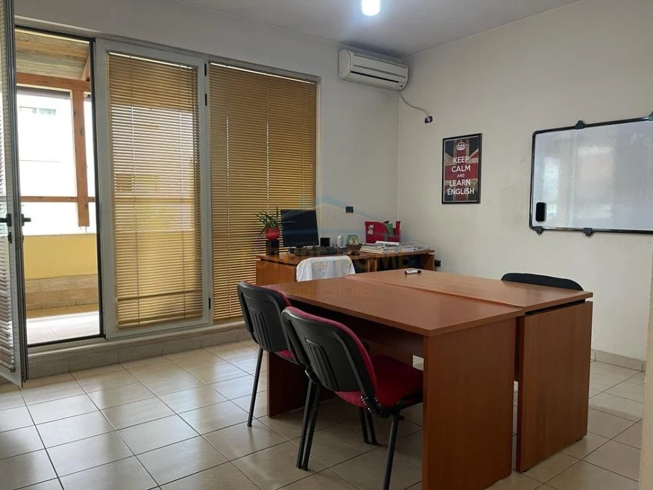 Tirane, jepet me qera ambjent biznesi Kati 2, 196 m² 1.000 € (Don Bosko)