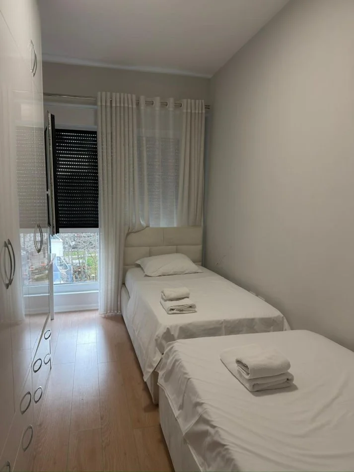 Tirane, shitet apartament 2+1+Ballkon Kati 3, 94 m² 235.000 € (Kompleksi Kontakt)