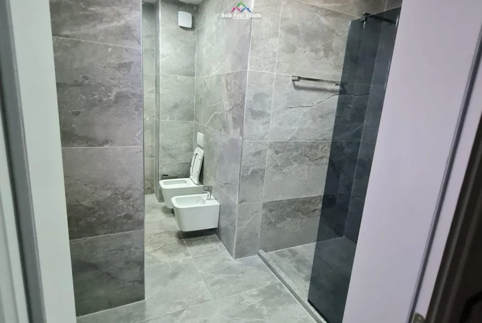 Tirane, jepet me qera apartament 2+1 Kati 5, 130 m² 625 € (Rruga Muhamet Gjollesha)