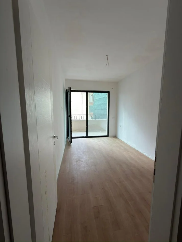Tirane, shitet apartament 1+1+Ballkon Kati 3, 78 m² 182.500 € (Liqeni i Thate)