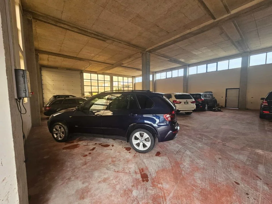 Tirane, jepet me qera magazine Kati 0, 1.600 m² 4200 € (vore)