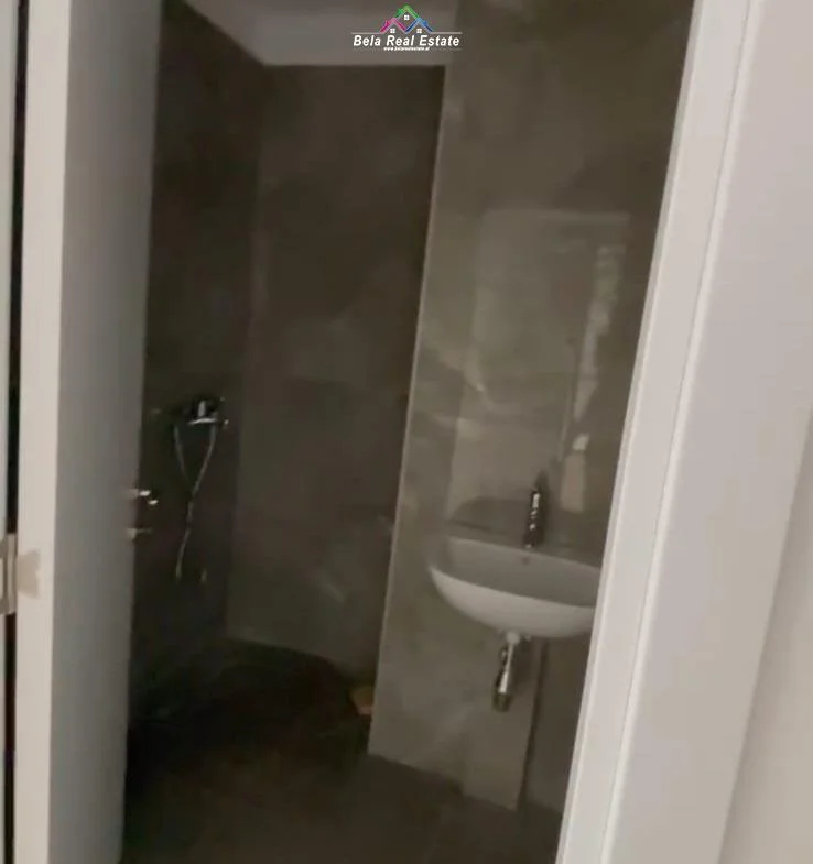 Tirane, jepet me qera zyre Kati 8, 85 m² 520 € (Rruga e Dibres)