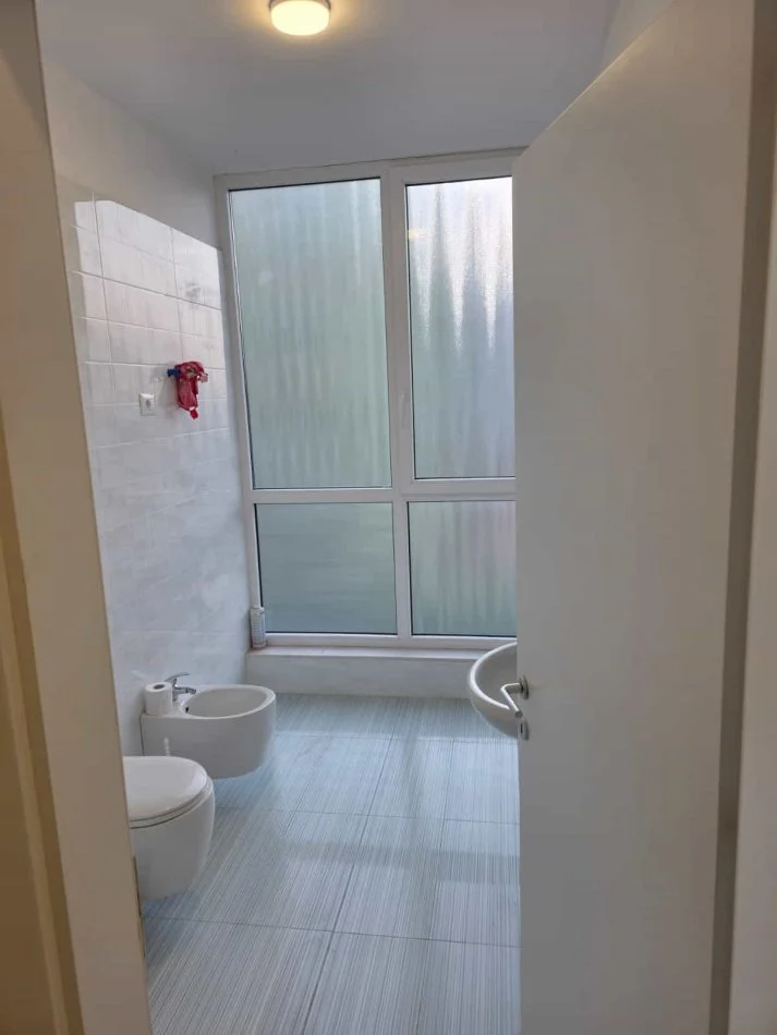 Tirane, jepet me qera zyre Kati 3, 60 m² 520 € (Bulevardi Zogu I Pare)