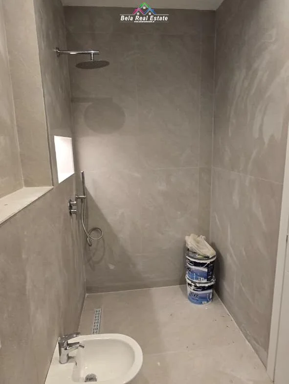 Tirane, jepet me qera zyre Kati 6, 100 m² 900 € (prane Kompleksit Kika 2)