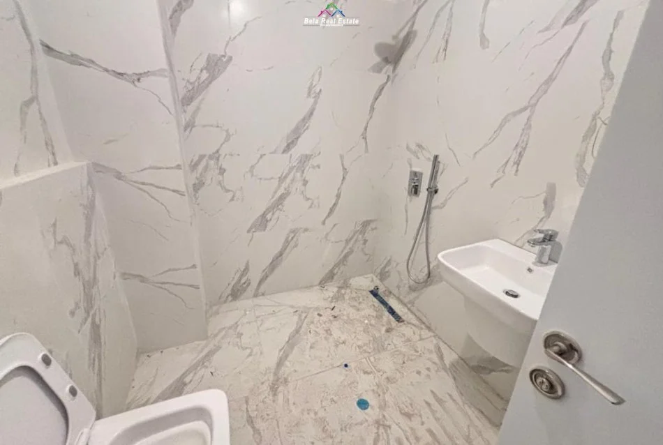 Tirane, jepet me qera zyre Kati 3, 103 m² 500 € (Rruga e Barrikadave)