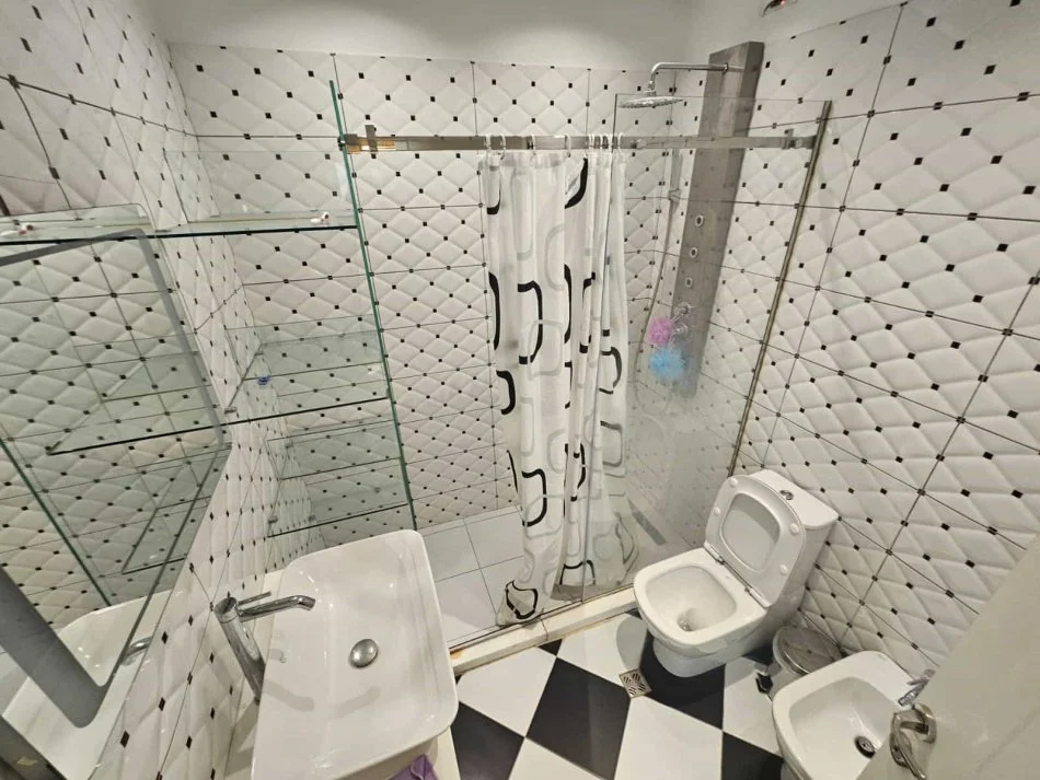 Tirane, jepet me qera apartament 1+1 Kati 2, 65 m² 520 € (Rruga Eduart Mano)