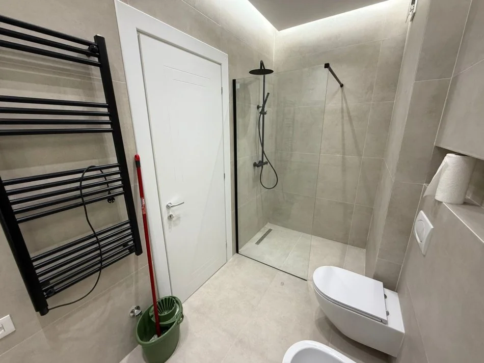 Tirane, jepet me qera zyre Kati 6, 128 m² 1250 € (Astir)