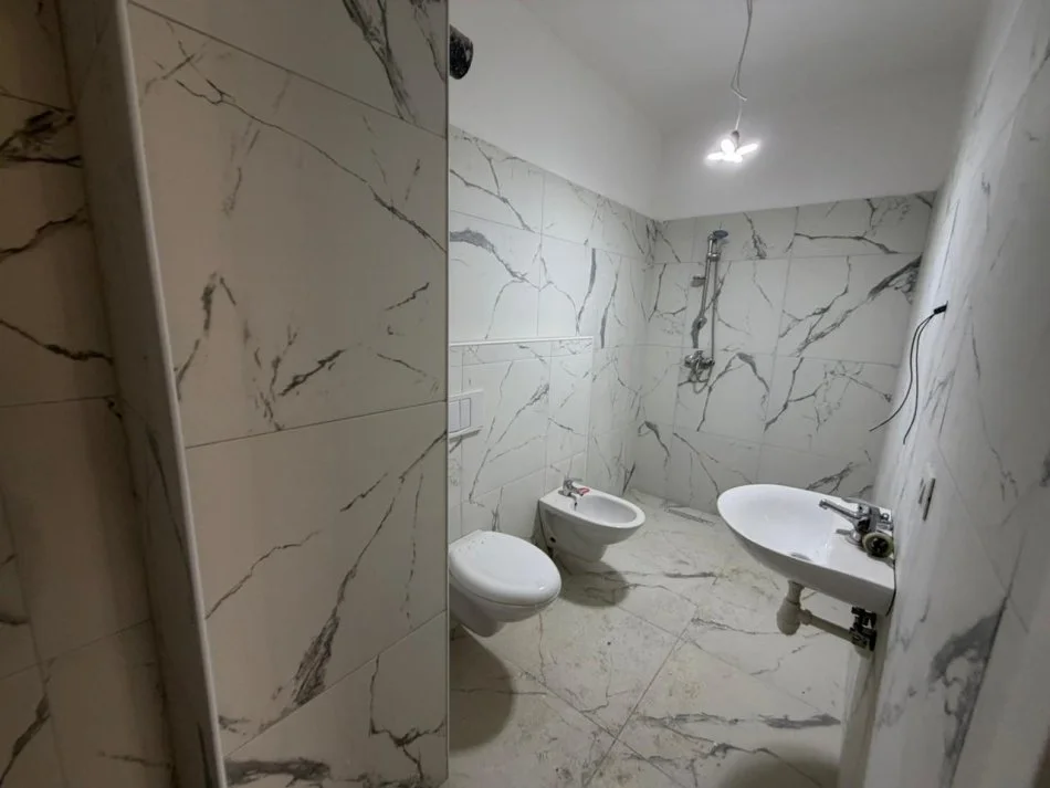 Tirane, shitet apartament 1+1+Ballkon Kati 1, 44 m² 95.000 € (Rruga Ali Demi)