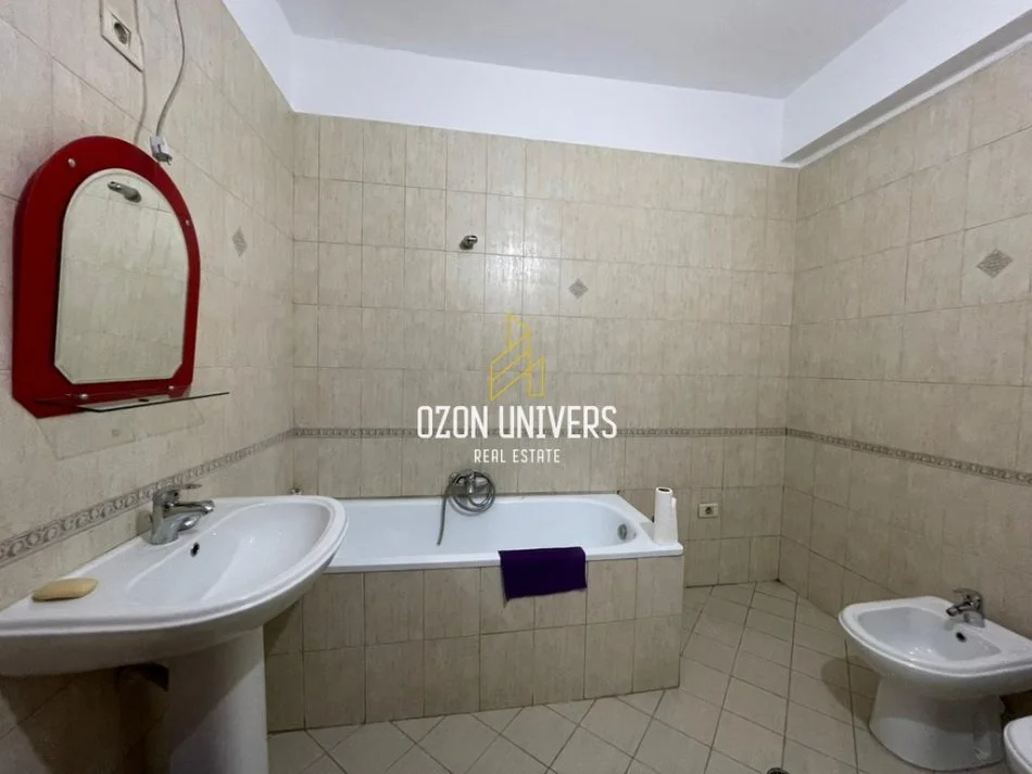 Tirane, jepet me qera apartament 2+1+Ballkon Kati 2, 106 m² 900 € (rruga e Kavajes)