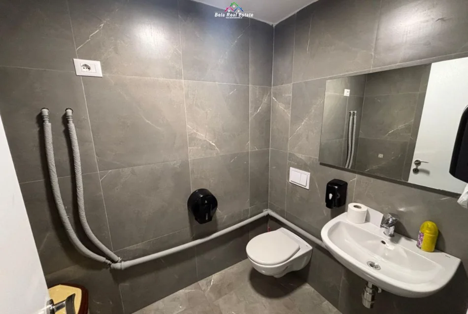 Tirane, jepet me qera zyre Kati 2, 192 m² 2.100 € (Rruga e Kavajes)