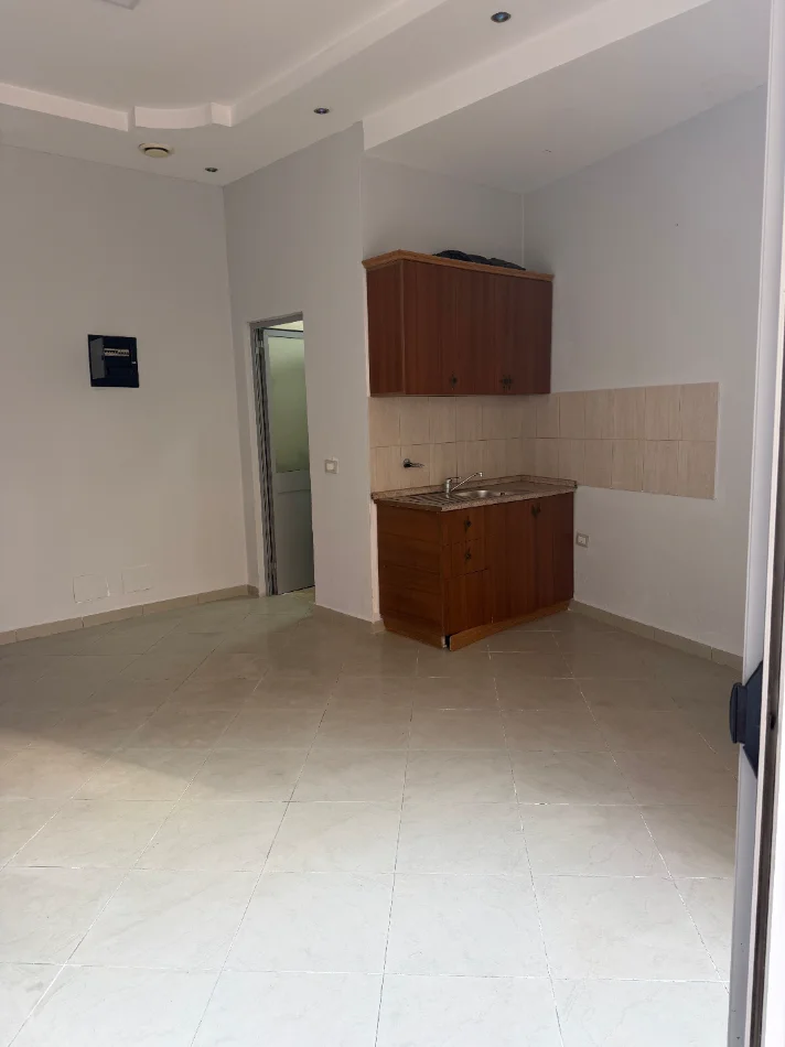 Tirane, jepet me qera dyqan Kati 0, 40 m² 420 € (Rruga Haxhi Hysen Dalliu)