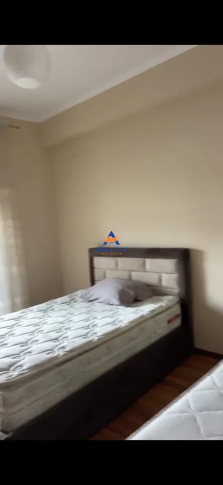 Tirane, jepet me qera apartament 2+1+Ballkon Kati 3, 94 m² 572 € 