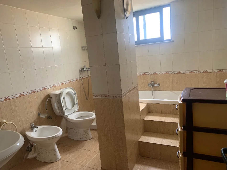 Tirane, jepet me qera Vile 2+1 Kati 2, 150 m² 520 € (Rruga Filip Shiroka)