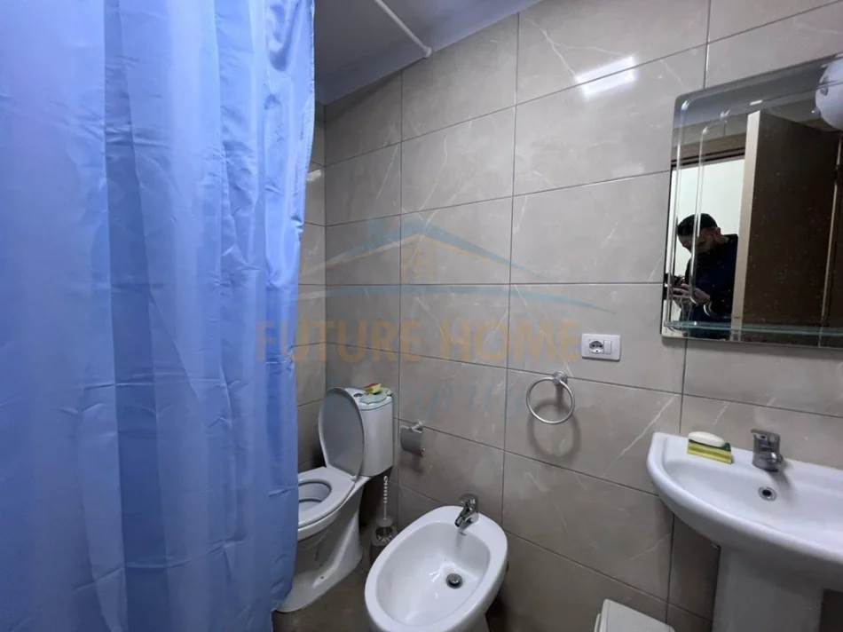 Tirane, jepet me qera apartament 3+1 Kati 3, 115 m² 628 € (Rruga 5 Maji)
