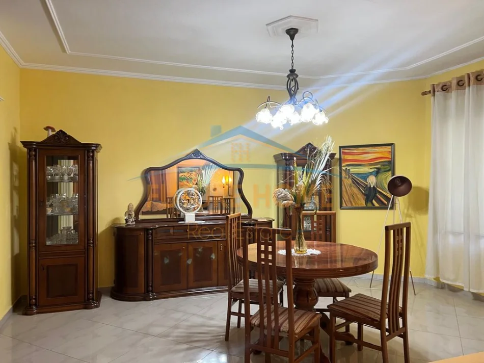 Tirane, jepet me qera apartament 2 Katshe , 1.055 m² 1.055 € (Sauk)