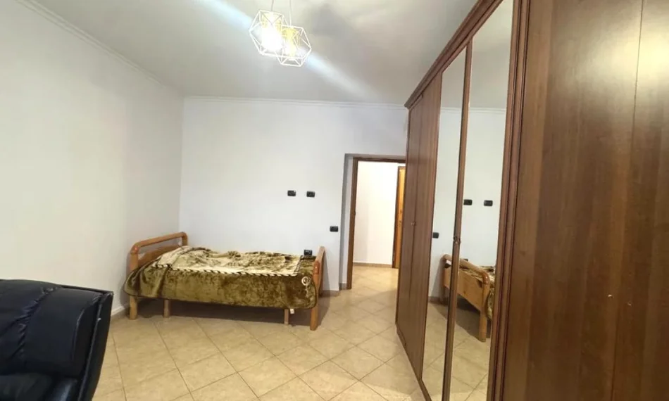 Tirane, jepet me qera apartament 2+1+Ballkon Kati 4, 128 m² 800 € (Liqeni Artificial)