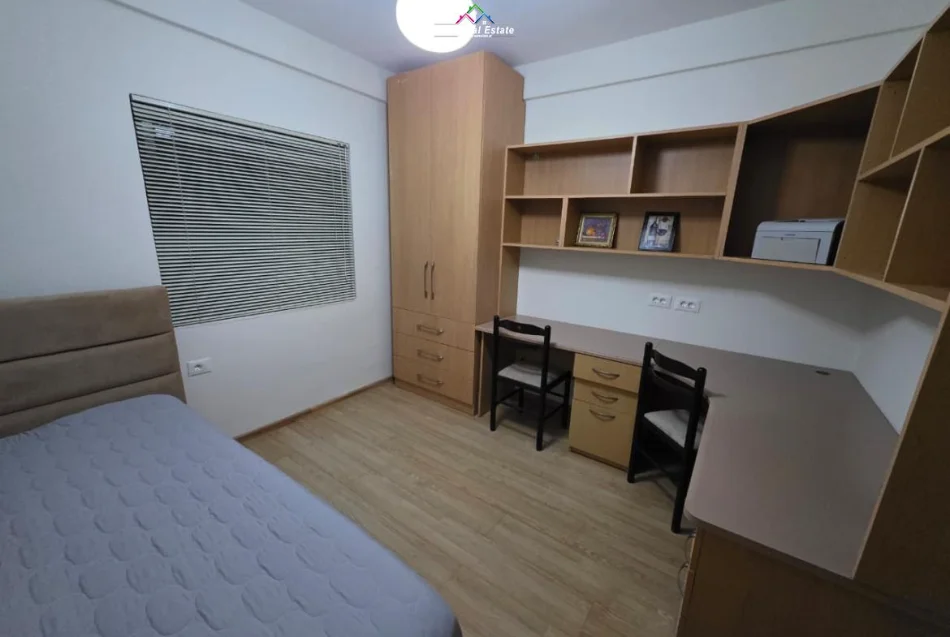 Tirane, jepet me qera apartament 4+1 Kati 3, 120 m² 1.500 € (Rruga Mine Peza)