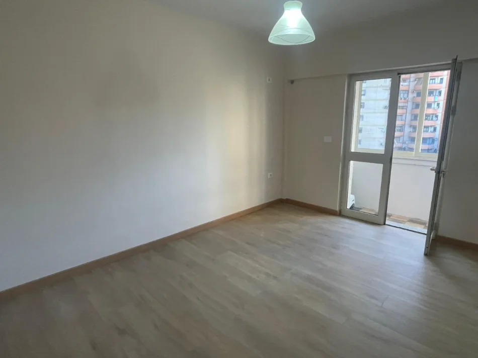 Tirane, jepet me qera zyre Kati 4, 600 € (Pazari i Ri, Kolonat)