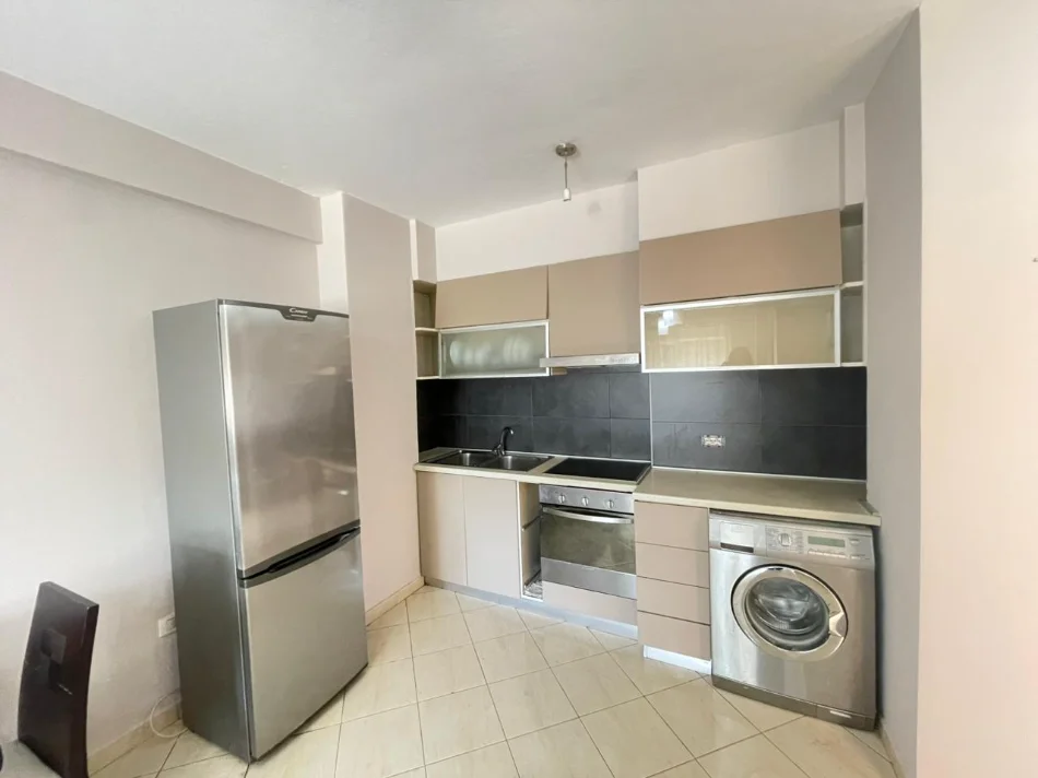 Tirane, jepet me qera apartament 1+1 Kati 3, 57 m² 550 € (rruga ndre mjeda)