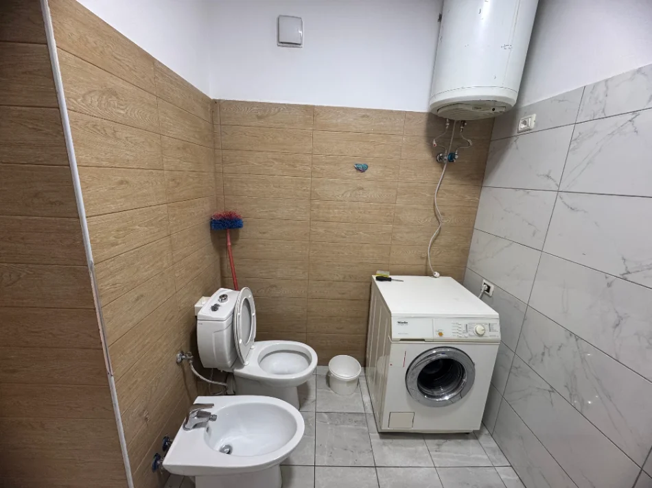 Tirane, jepet me qera apartament 1+1+Ballkon Kati 8, 60 m² 400 € (Astir prane bar Artistit)
