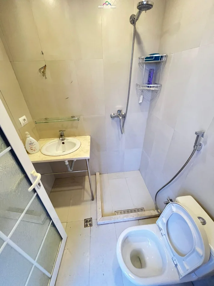 Tirane, jepet me qera apartament 2+1 Kati 8, 100 m² 820 € (Rruga e Barrikadave)