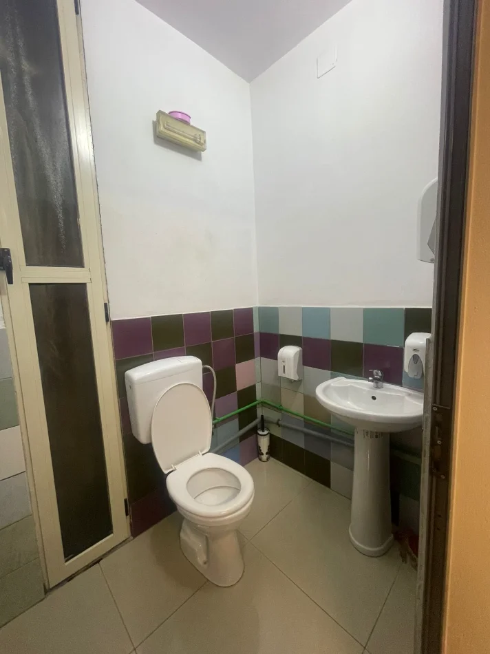 Tirane, jepet me qera ambjent biznesi Kati 5, 250 m² 2.000 € (Rruga e Dibres)