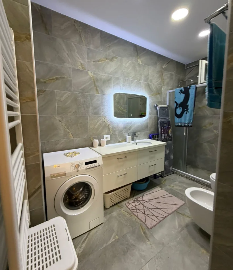 Tirane, jepet me qera apartament 2+1 , 95 m² 900 € 