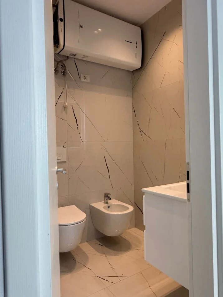 Tirane, jepet me qera 2+1 , 100 m² 900 € (Pranë Bulevardit të Ri)