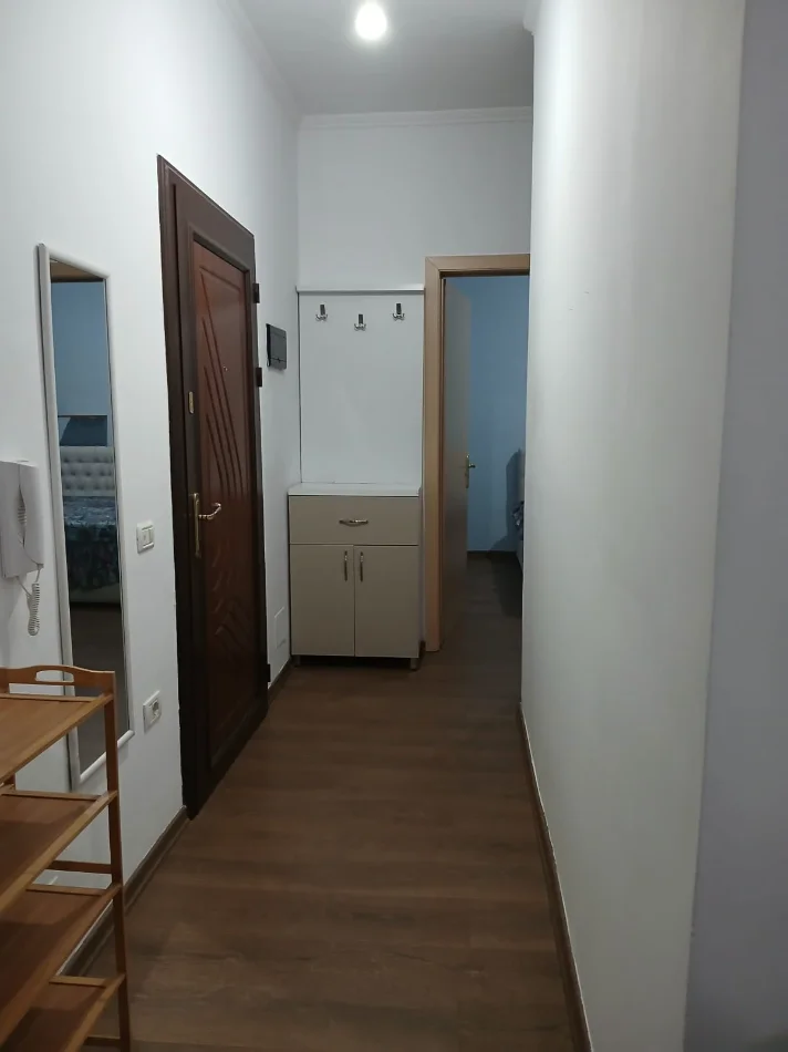 Tirane, jepet me qera apartament 2+1+Ballkon Kati 2, 80 m² 400 € (Fresk)