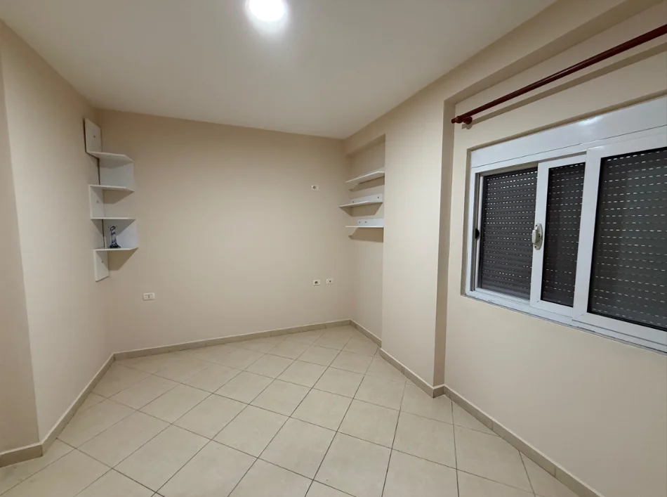 Tirane, jap me qera apartament 2+1+Ballkon Kati 4, 78 m² (Rruga 4 Deshmoret)